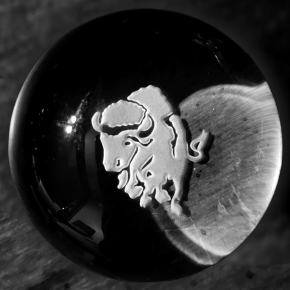 Vtg Bison Buffalo Heavy Paper Weight Reversed Etched Clear Glass Half Sphere - Picture 2 of 3